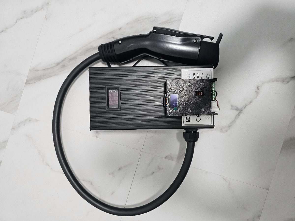 1.5 kW / 15 A 全副廠 TES 充電器與黑色充電槍