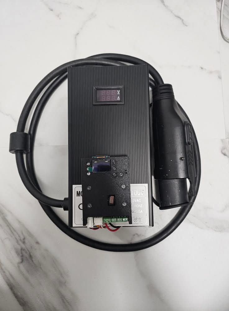 改裝後的 iE125 原廠充電器（360 W 款），外殼上裝有 TES 快充控制板與 OLED 螢幕