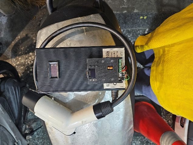 改裝後的 iE125 原廠充電器（600 W 款），保留原廠白色充電槍