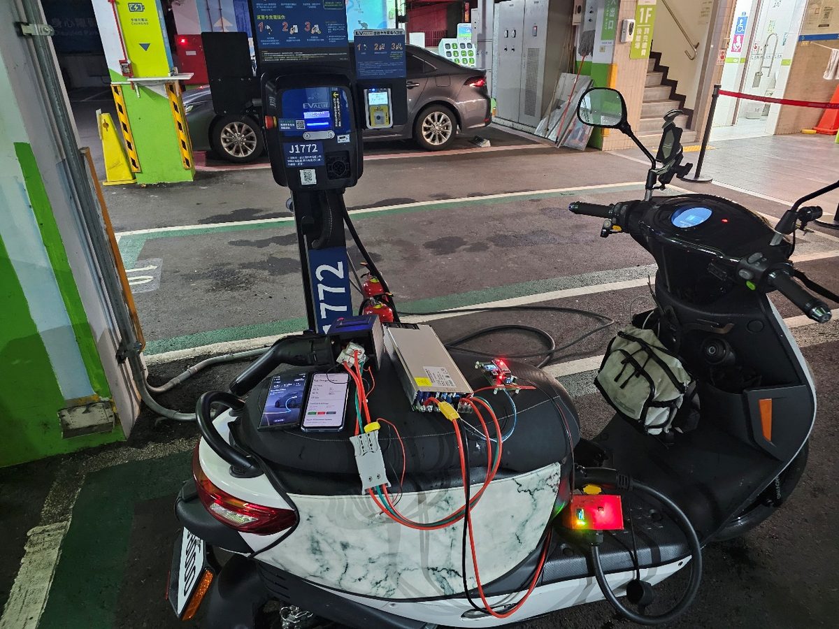 6 kW 研究平台在停車場轉接 J1772 汽車充電樁，替 iE125 充電