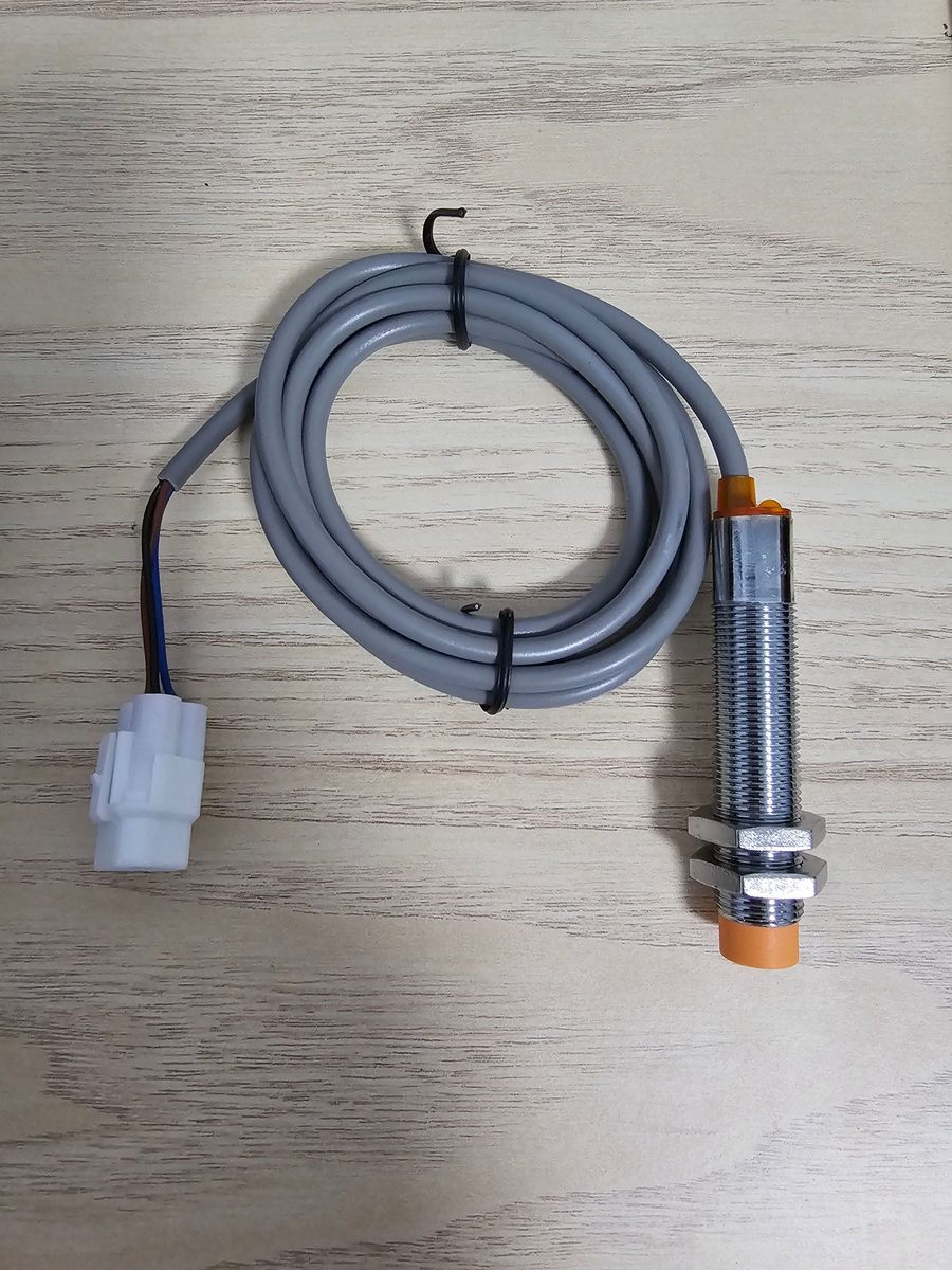 iE125／勁炫125 用副廠輪速感應器，M12 螺紋金屬本體附兩顆螺帽與接頭線