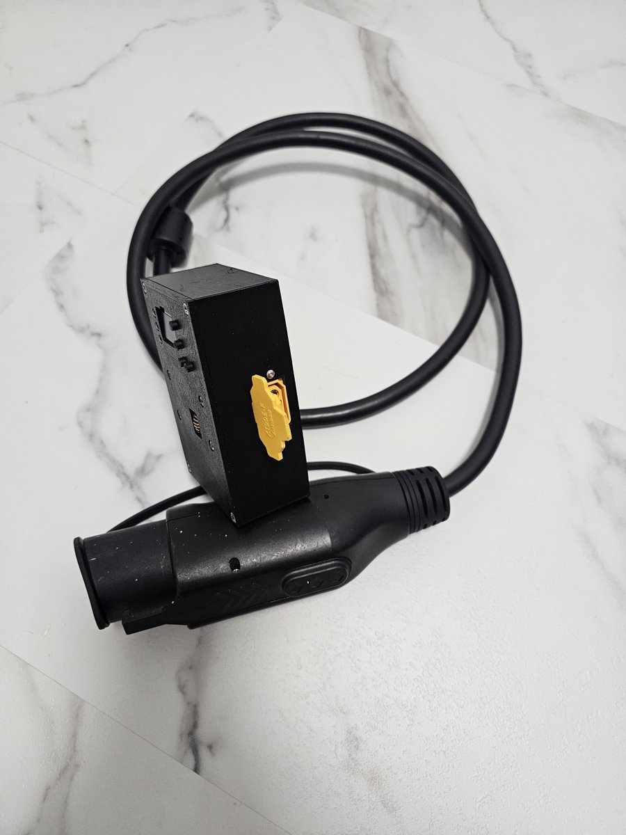 XT90 版控制盒：黑色 3D 列印外殼，正面有 OLED 螢幕與按鍵，側面是黃色 XT90 接頭，原廠充電槍的線直接接進控制盒